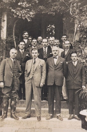Τα στελέχη του Βασιλικού Κτήματος Τατοΐου το 1929 μπροστά από το Διευθυντήριο του Κτήματος. Στην πρώτη σειρά, δεύτερος από αριστερά, ο δασολόγος Βασίλειος Δρούβας, διευθυντής του Κτήματος (πηγή: Σταματόπουλος Κώστας, «Το χρονικό του Τατοΐου», εκδόσεις Καπόν, Αθήνα 2004).