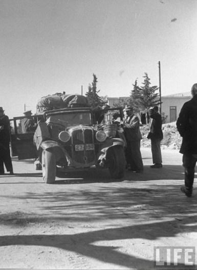 Σημείο ελέγχου κάπου στην Αθήνα από δασικούς υπαλλήλους και αστυνομικούς (φωτογραφία: Dmitri Kessel, για το περιοδικό LIFE)