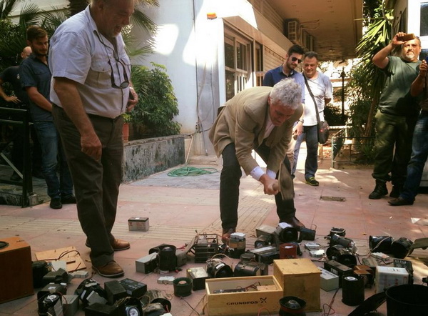 Συμβολική καταστροφή παράνομου κυνηγετικού εξοπλισμού έξω από το κτίριο του ΥΠΑΠΕΝ