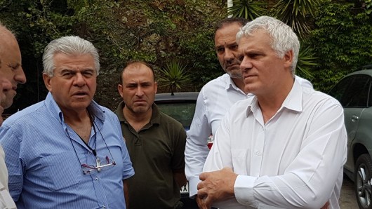 Ο αναπληρωτής υπουργός αρμόδιος για θέματα Περιβάλλοντος Γιάννης Τσιρώνης συνομιλεί με φορείς και κατοίκους της Λίμνης Ευβοίας, την Τρίτη 9 Αυγούστου 2016, κατά τη διάρκεια της επίσκεψής του στις πληγείσες από τις πυρκαγιές περιοχές της Εύβοιας. ΑΠΕ-ΜΠΕ/ ΑΠΕ-ΜΠΕ/ STR