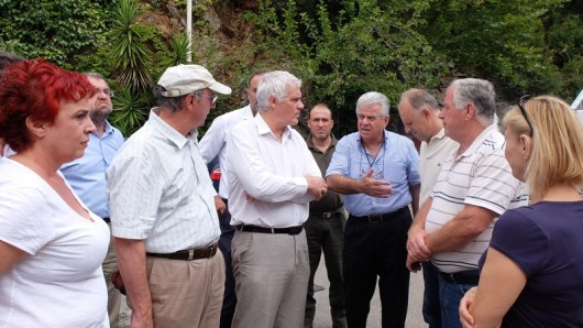 Ο αναπληρωτής υπουργός αρμόδιος για θέματα Περιβάλλοντος Γιάννης Τσιρώνης συνομιλεί με φορείς και κατοίκους της Λίμνης Ευβοίας, την Τρίτη 9 Αυγούστου 2016, κατά τη διάρκεια της  επίσκεψής του στις πληγείσες από τις πυρκαγιές περιοχές της Εύβοιας.  ΑΠΕ-ΜΠΕ/ ΑΠΕ-ΜΠΕ/ ΓΙΑΝΝΗΣ ΦΑΦΟΥΤΗΣ